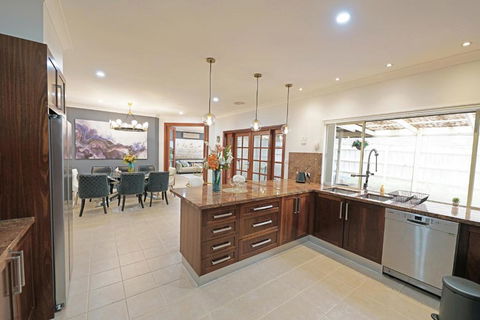 Spacious 5BR House In Hallam Near Bunjil Place - Accommodation Australia 2