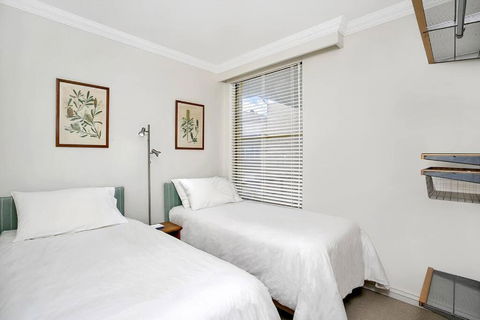 SPF13-Sunny, Spacious, Highly Convenient Apartment - Accommodation Australia 3