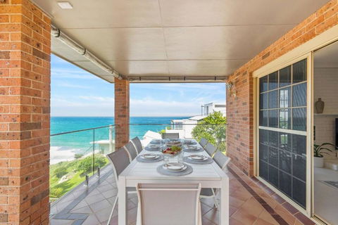 Stanwell Park Escape - Sprawling Beachfront Living - Accommodation Australia 0