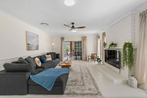 Stanwell Park Escape - Sprawling Beachfront Living - Accommodation Australia 1