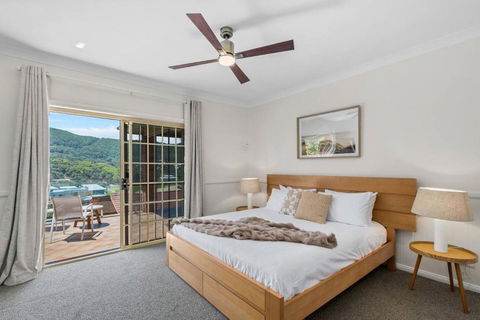 Stanwell Park Escape - Sprawling Beachfront Living - Accommodation Australia 3