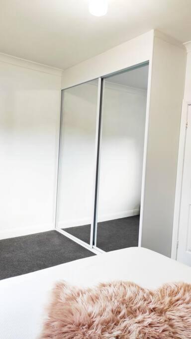 Stylish Spacious Auburn 3Bedroom House Near Olympic Park ANZ Stadium DFO Pet Friendly - Bed n Breakfasts 3