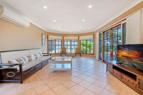 Sunny 5BR House With Private Pool In Carlingford - Accommodation Australia 2