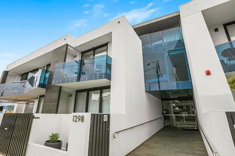 The Even Apartment In Carnegie With Parking - Local Tourism 1