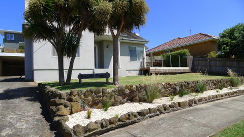 BEACHPOINT COTTAGE - Accommodation Australia 2