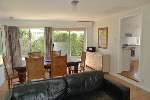 BEACHPOINT COTTAGE - Accommodation Australia 3
