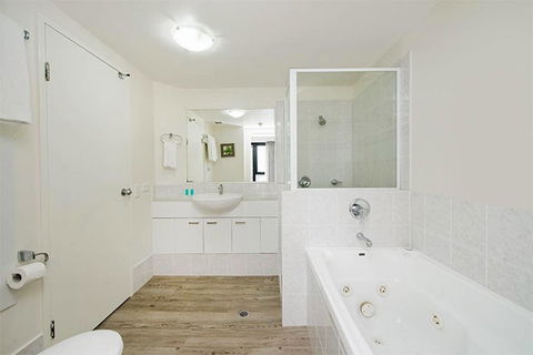 Beachside Neptune Resort Apt Upgraded! - Accommodation Australia 0