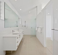 Bella Vista West 3 Luxury Ocean View High Ceilings Golf Buggy Sleeps 8 - Accommodation Australia