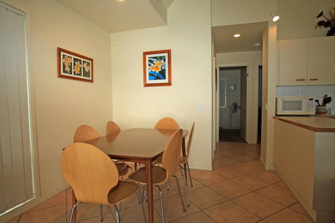 Berrara Lagoon Front Chalet - Australia Shopping 3