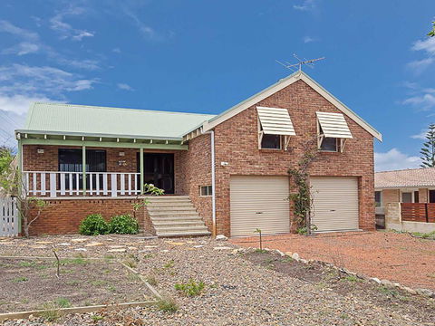 Birubi Beach House' 14 Campbell Avenue - Fantastic House And Close To The Surf Beach - Accommodation Australia 0