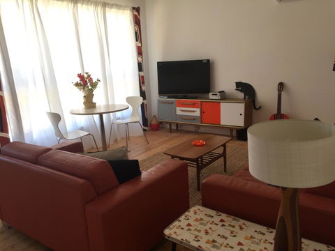 Black Cat Retreat Holiday Home - Accommodation Australia 0