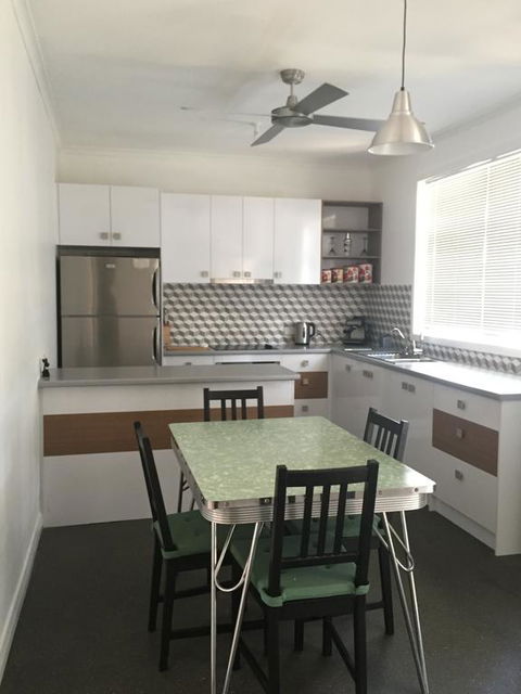 Black Cat Retreat Holiday Home - Accommodation Australia 3