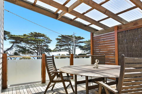 Black Dolphin Waterfront Townhouse - Bay Views - Accommodation Australia 2