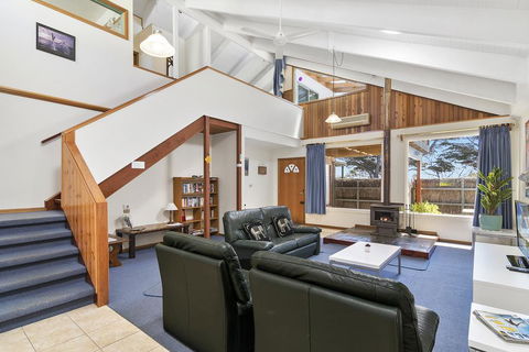 Black Dolphin Waterfront Townhouse - Bay Views - Accommodation Australia 0