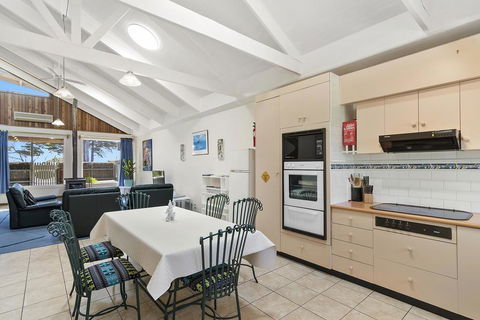 Black Dolphin Waterfront Townhouse - Bay Views - Accommodation Australia 3