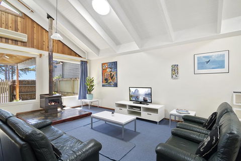 Black Dolphin Waterfront Townhouse - Bay Views - Accommodation Australia 1
