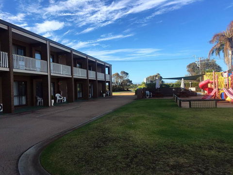 Black Swan Motor Inn - Accommodation Australia 2