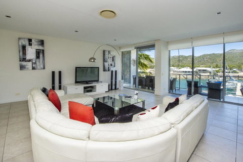 Blue On Blue Penthouse Apartment 335 - Accommodation Australia 0
