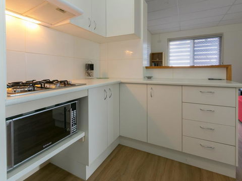 Blue Water Retreat - Downstairs - Local Tourism 1