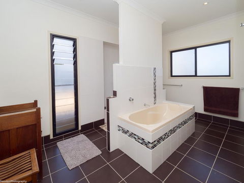Blue Water Retreat - Upstairs - Local Tourism 1