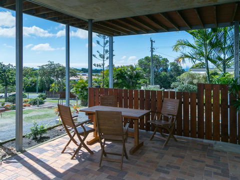 Blue Water Retreat - Upstairs & Downstairs - Local Tourism 3