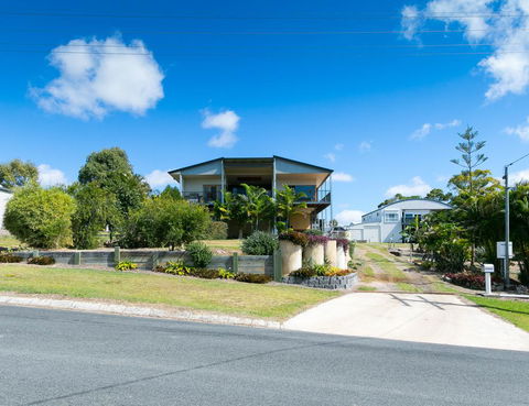 Blue Water Retreat - Upstairs & Downstairs - Local Tourism 0