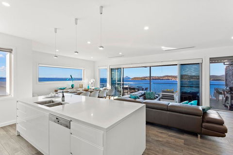 Blue Water Splendour - Infinity Pool And Amazing Views!! - Accommodation Australia 3
