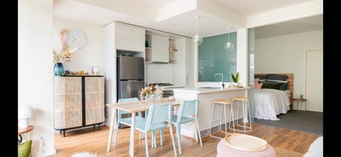 The Pas.Coe - A Stylish 1 Bedroom Unit With Free Parking. - Accommodation Australia 2