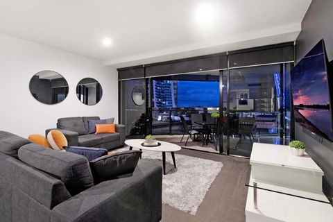 THREE BEDROOM LOW FLOOR - Self Contained, Privately Managed - Circle On Cavill - Local Tourism 0