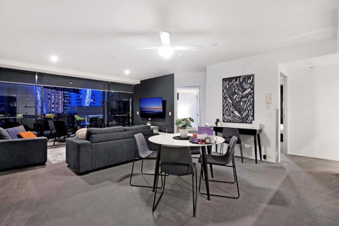 THREE BEDROOM LOW FLOOR - Self Contained, Privately Managed - Circle On Cavill - Local Tourism 2