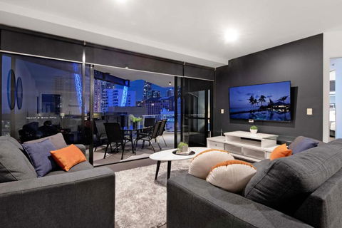 THREE BEDROOM LOW FLOOR - Self Contained, Privately Managed - Circle On Cavill - Local Tourism 1