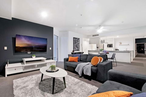 THREE BEDROOM LOW FLOOR - Self Contained, Privately Managed - Circle On Cavill - Local Tourism 3
