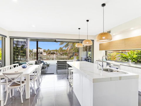 WATERFRONT HOME BORDERING MOOLOOLABA - Accommodation Australia 2
