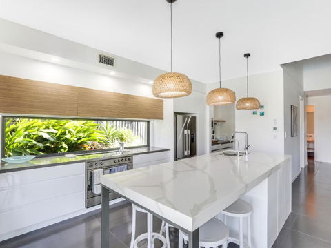WATERFRONT HOME BORDERING MOOLOOLABA - Accommodation Australia 3