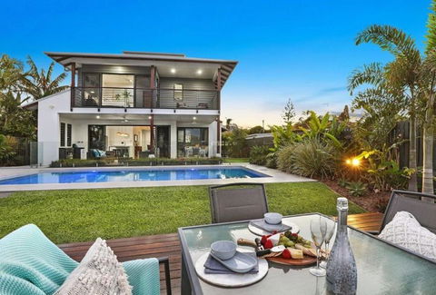 WATERFRONT HOME BORDERING MOOLOOLABA - Accommodation Australia 0