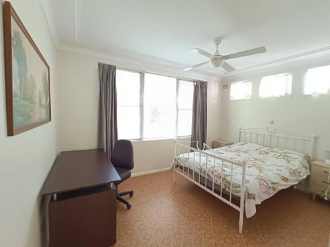 Welcoming And Comfortable Stay In Spacious House With Garden B4 - Accommodation Australia 0