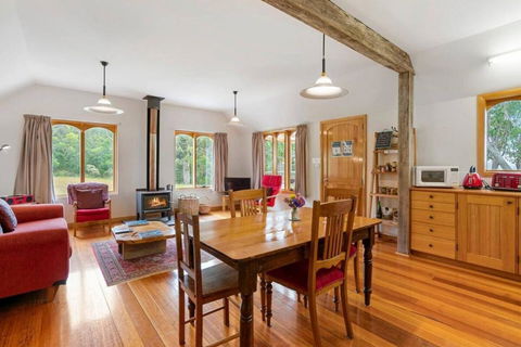 Wine Loft - Cosy Country Retreat With Ocean Views - Local Tourism 1