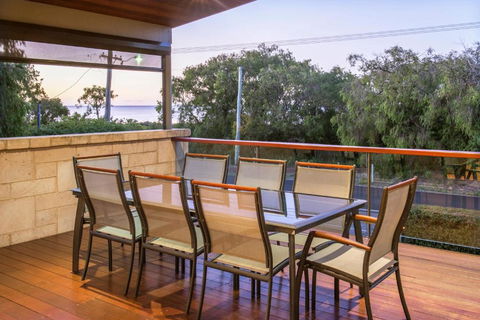 XYZ Holiday Home - Accommodation Australia 3