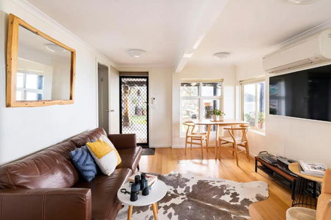 Y Vue - Beachside Apartment With Ocean Views - Local Tourism 1