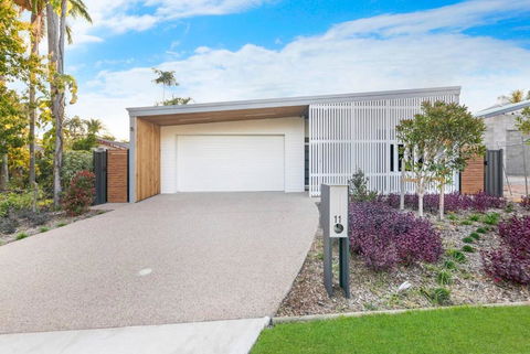 A Sumptuous Poolside Family Oasis At Gardens Villa - Accommodation Australia 1