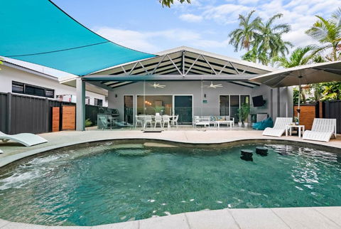A Sumptuous Poolside Family Oasis At Gardens Villa - Accommodation Australia 0