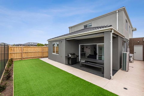 Amazing Family Home Opposite A Park & Sleeps 10 - Accommodation Australia 0