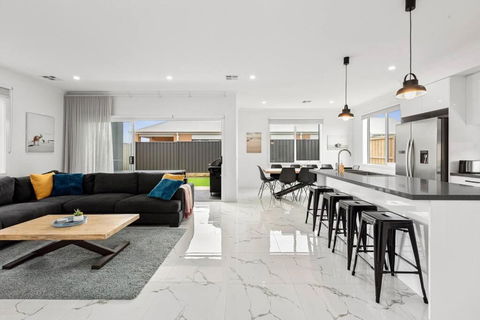 Amazing Family Home Opposite A Park & Sleeps 10 - Accommodation Australia 1