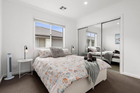 Amazing Family Home Opposite A Park & Sleeps 10 - Accommodation Australia 2