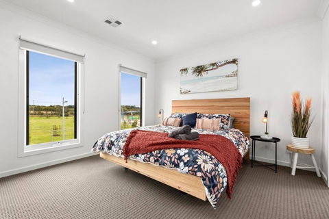 Amazing Family Home Opposite A Park & Sleeps 10 - Accommodation Australia 4