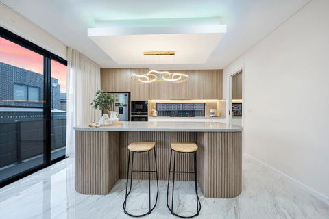 Spacious & Luxury 4Bed Room Retreat Near Station - Accommodation Australia 2