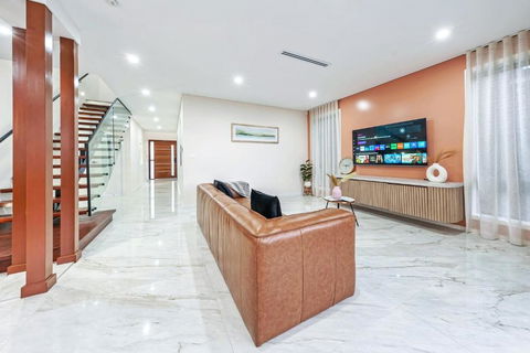 Spacious & Luxury 4Bed Room Retreat Near Station - Accommodation Australia 3