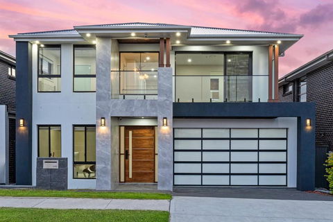 Spacious & Luxury 4Bed Room Retreat Near Station - Accommodation Australia 0