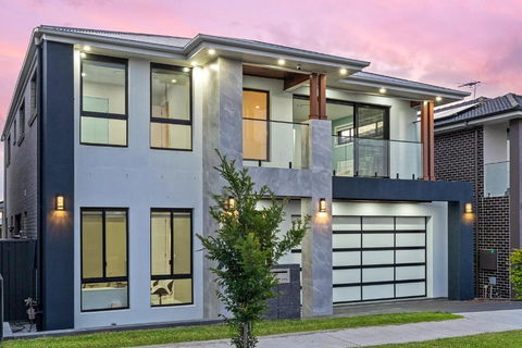 Spacious & Luxury 4Bed Room Retreat Near Station - Accommodation Australia 1