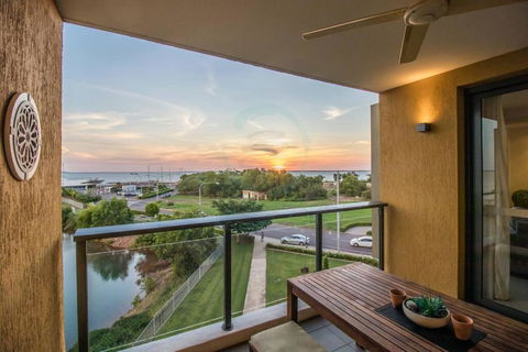 ZEN BY THE OCEAN - 1-BR Executive Biz Retreat - Accommodation Australia 0